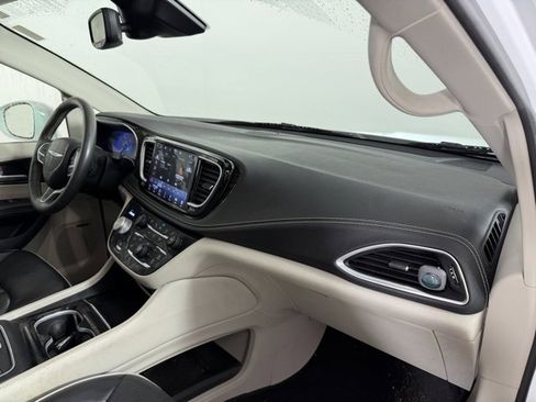 Used 2022 Chrysler Pacifica Limited w/ Uconnect Theater Family Group image 19