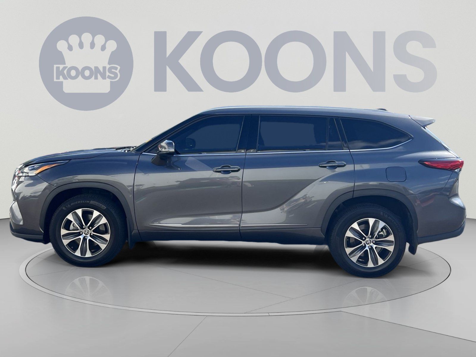 Used 2022 Toyota Highlander XLE AWD/4WD image 2