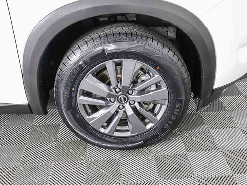 Used 2024 Nissan Pathfinder SV image 11