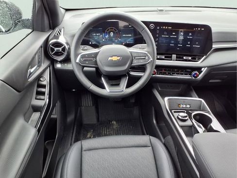 New 2026 Chevrolet Equinox LT w/ Convenience Package II FWD image 2