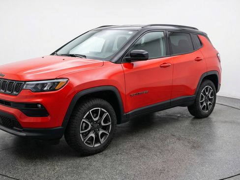 Used 2025 Jeep Compass Trailhawk image 3