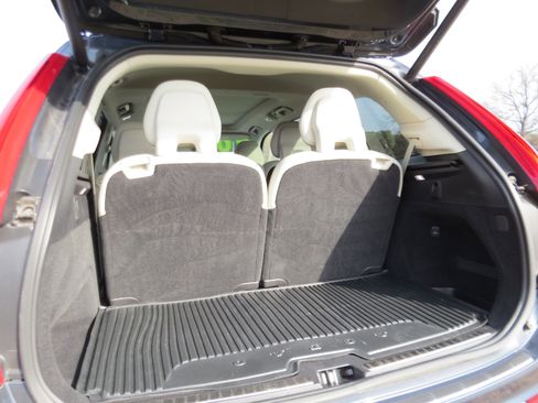 Used 2020 Volvo XC90 T6 Momentum w/ Protection Package Premier image 11