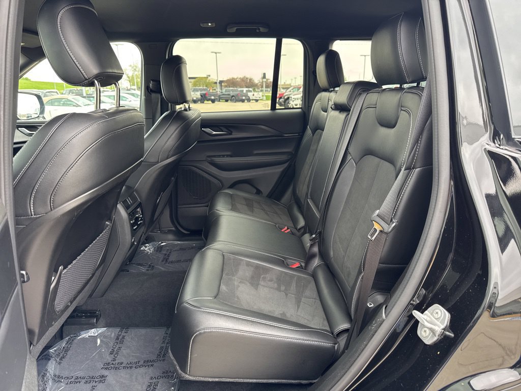 Used 2025 Jeep Grand Cherokee Altitude AWD/4WD image 20