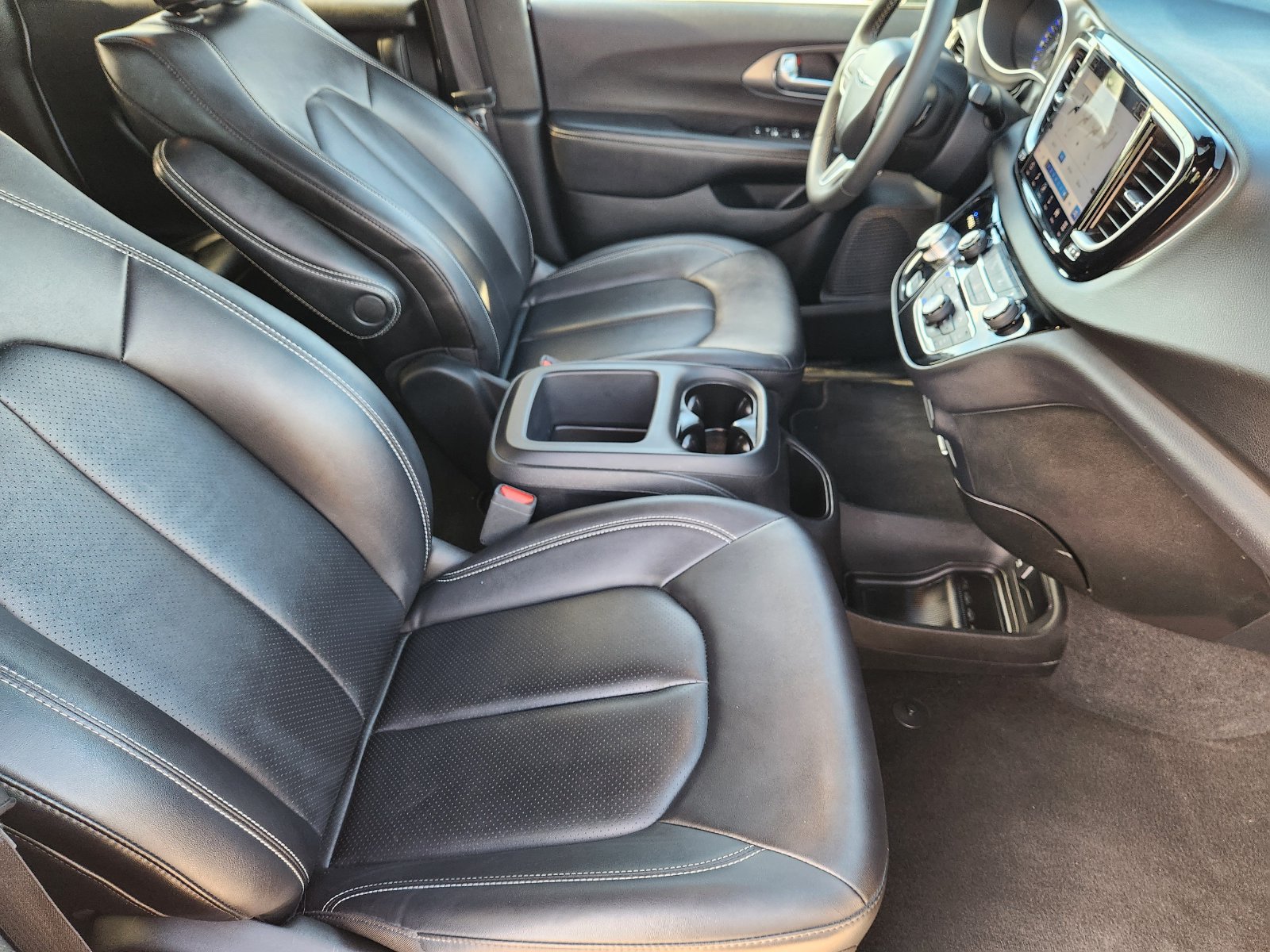 Used 2025 Chrysler Pacifica Select FWD image 16
