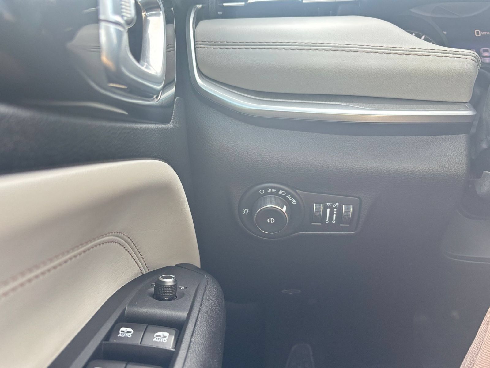 Used 2025 Jeep Compass Limited AWD/4WD image 32