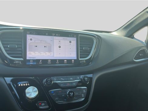 Used 2025 Chrysler Pacifica Select FWD image 11