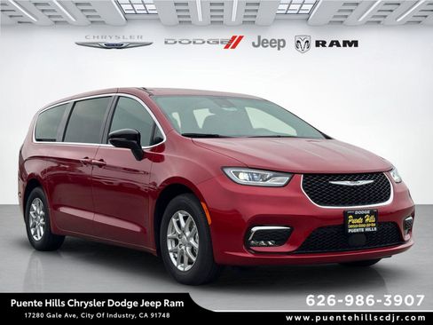 New 2026 Chrysler Pacifica Select image 1