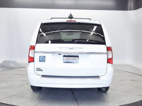 Used 2014 Chrysler Town & Country Touring FWD image 4