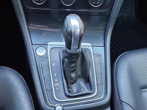 Used 2018 Volkswagen Golf SE image 12