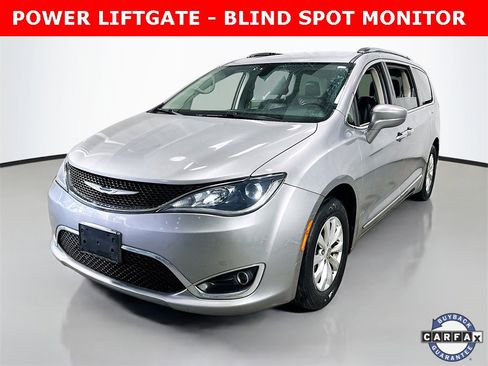 Used 2018 Chrysler Pacifica Touring-L image 2