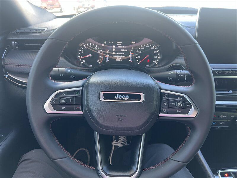 Used 2025 Jeep Compass Trailhawk AWD/4WD image 28