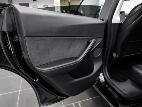 Used 2022 Tesla Model Y Long Range AWD/4WD image 37