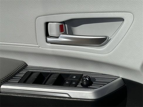 Used 2025 Toyota Sienna XLE image 26