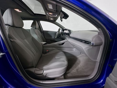 Used 2025 Hyundai Elantra SEL FWD image 31