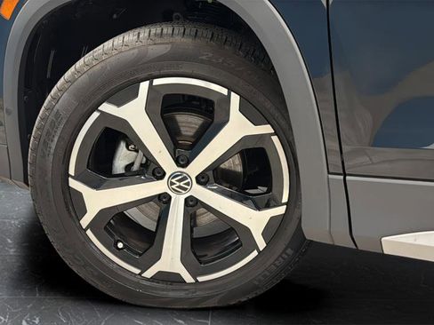 Used 2025 Volkswagen Tiguan SE image 35