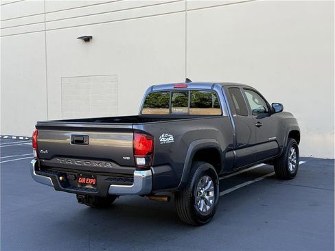 Used 2018 Toyota Tacoma SR5 AWD/4WD image 6