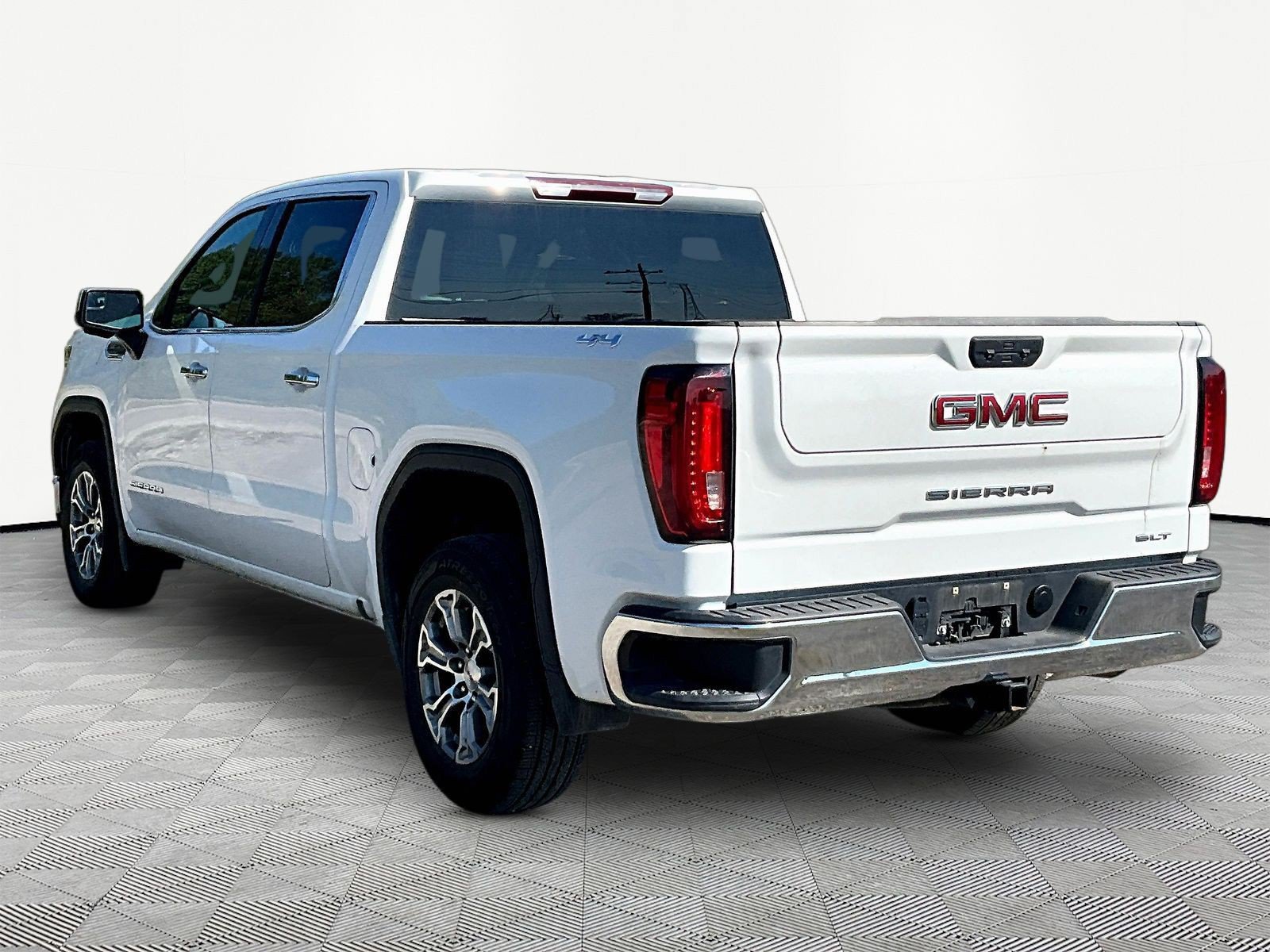 Used 2025 GMC Sierra 1500 SLT AWD/4WD image 4