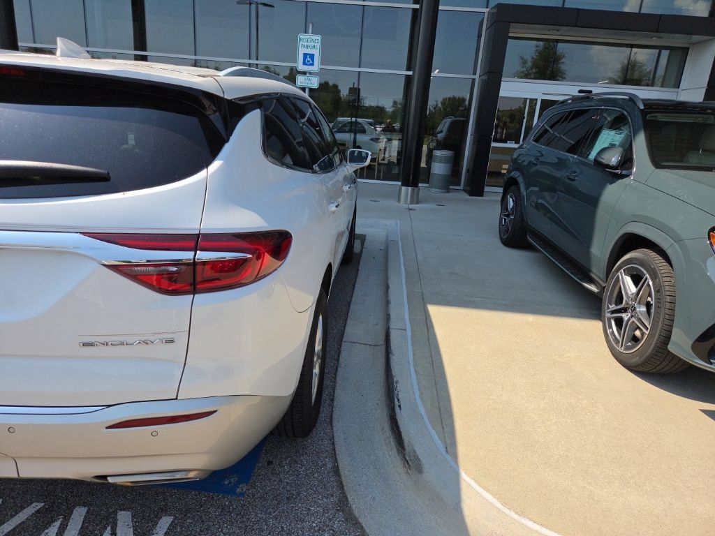 Used 2019 Buick Enclave Essence FWD image 8