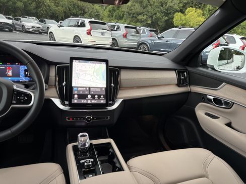 Used 2025 Volvo XC90 B5 Core AWD/4WD image 31