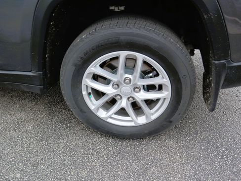 Used 2025 Jeep Grand Cherokee L Laredo image 9