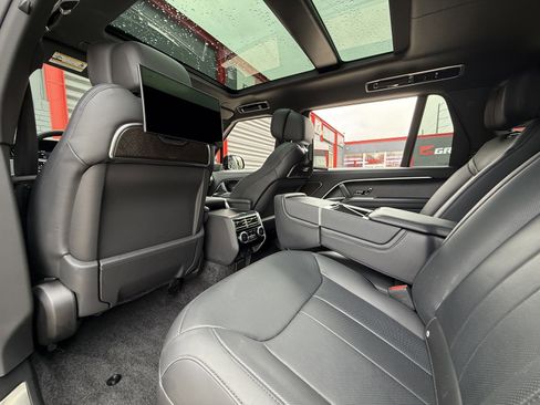 Used 2024 Land Rover Range Rover Long Wheelbase Autobiography image 12