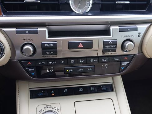 Used 2016 Lexus ES 350 350 w/ Luxury Package w/Wood Trim image 27