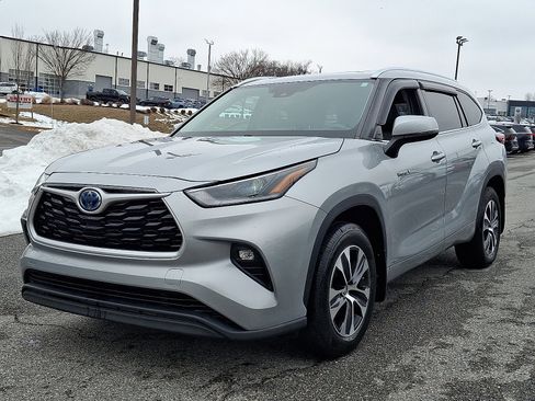 Used 2021 Toyota Highlander XLE image 3