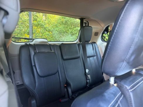 Used 2012 Chrysler Town & Country Touring-L w/ Driver Convenience Group FWD image 18