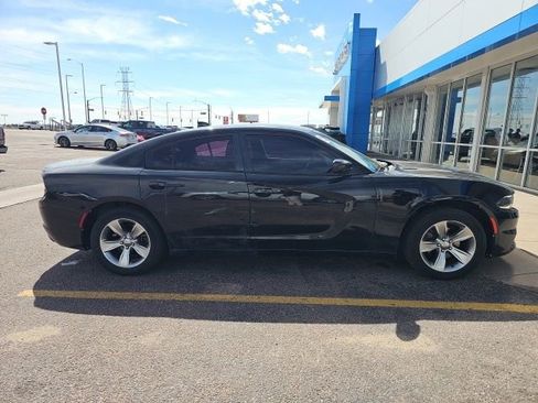 Used 2017 Dodge Charger SXT image 2