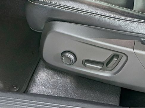 Used 2022 Volvo XC40 T4 Momentum image 22