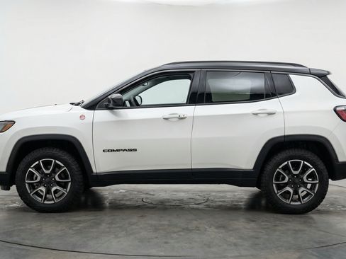 Used 2025 Jeep Compass Trailhawk AWD/4WD image 5