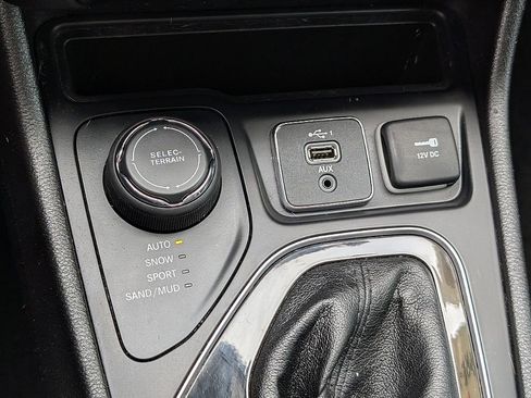Used 2019 Jeep Cherokee Limited AWD/4WD image 30