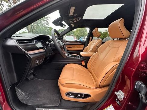 Used 2025 Jeep Grand Cherokee L Summit w/ Luxury Tech Group V AWD/4WD image 23