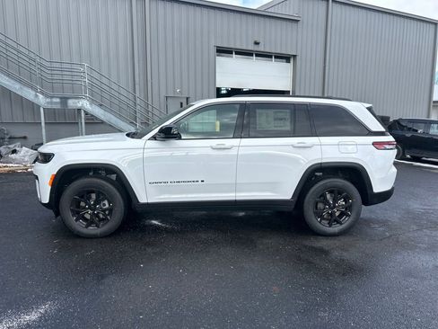 New 2026 Jeep Grand Cherokee Altitude image 8