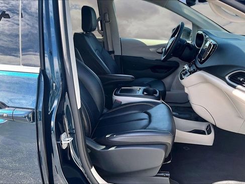 Used 2023 Chrysler Pacifica Touring-L image 28