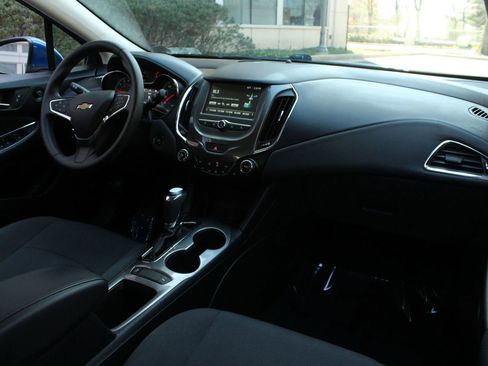 Used 2018 Chevrolet Cruze LT w/ Convenience Package image 24