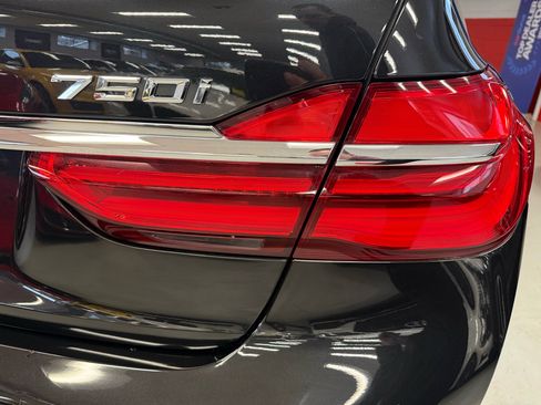 Used 2019 BMW 750i xDrive w/ Executive Package image 10