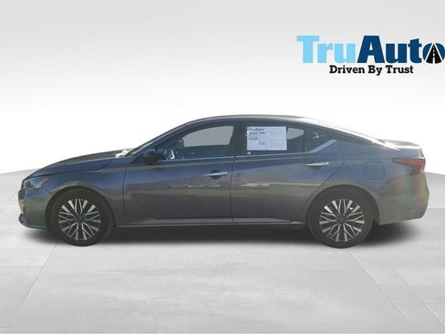 Used 2025 Nissan Altima 2.5 SV FWD image 4