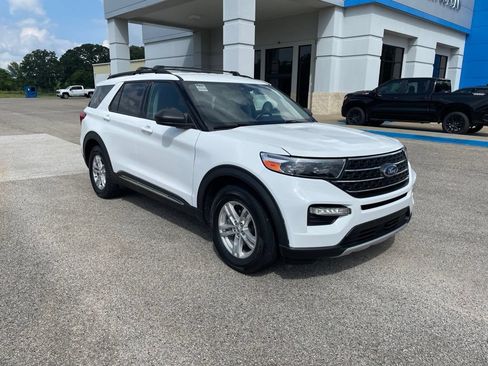 Used 2023 Ford Explorer XLT w/ Equipment Group 202A RWD image 9