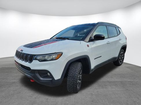 Used 2025 Jeep Compass Trailhawk AWD/4WD image 3