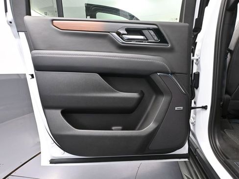 Used 2025 GMC Yukon XL Denali AWD/4WD image 39