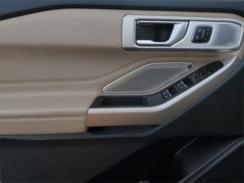 Certified 2022 Ford Explorer Limited w/ Limited Technology Package image 10