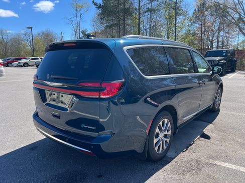 Used 2025 Chrysler Pacifica Pinnacle image 5