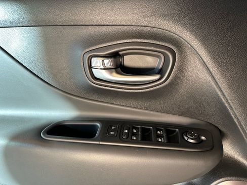 Used 2022 Jeep Renegade Latitude w/ Convenience Group AWD/4WD image 19