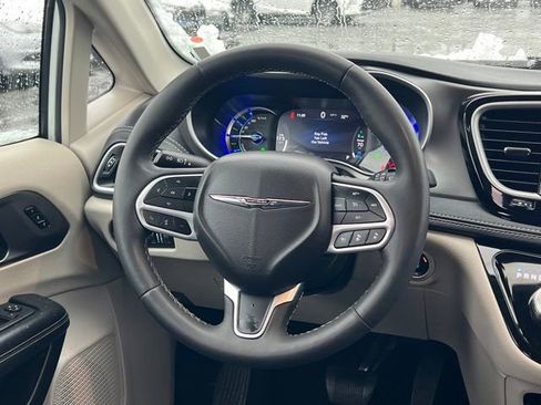 Used 2024 Chrysler Pacifica Select image 14