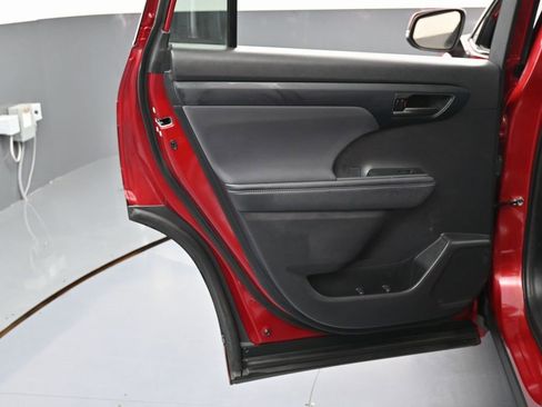 Used 2021 Toyota Highlander LE image 44