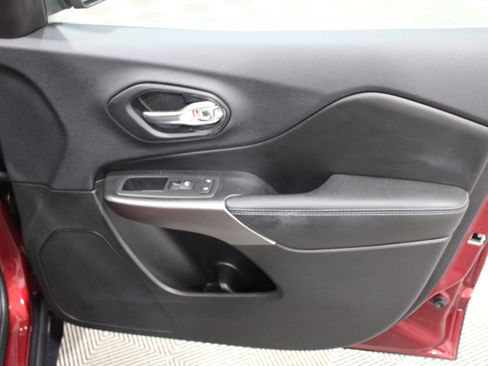 Used 2019 Jeep Cherokee Latitude w/ Popular Appearance Group FWD image 24