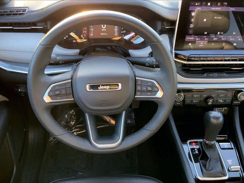 Used 2024 Jeep Compass Limited image 5