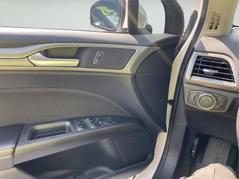 Used 2020 Ford Fusion SE FWD image 11