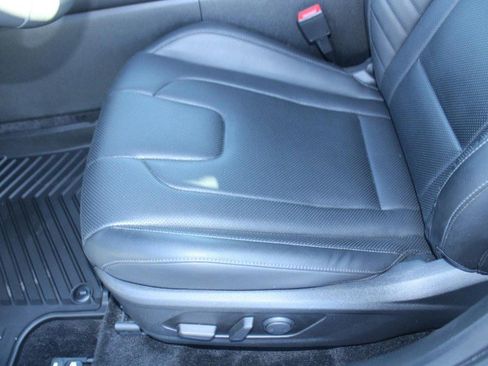 Used 2024 Hyundai Elantra Limited image 16